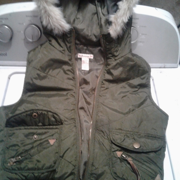 Vest - Picture 2 of 5